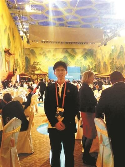 APEC大学生志愿者获邀享受国宴 帮外宾翻译